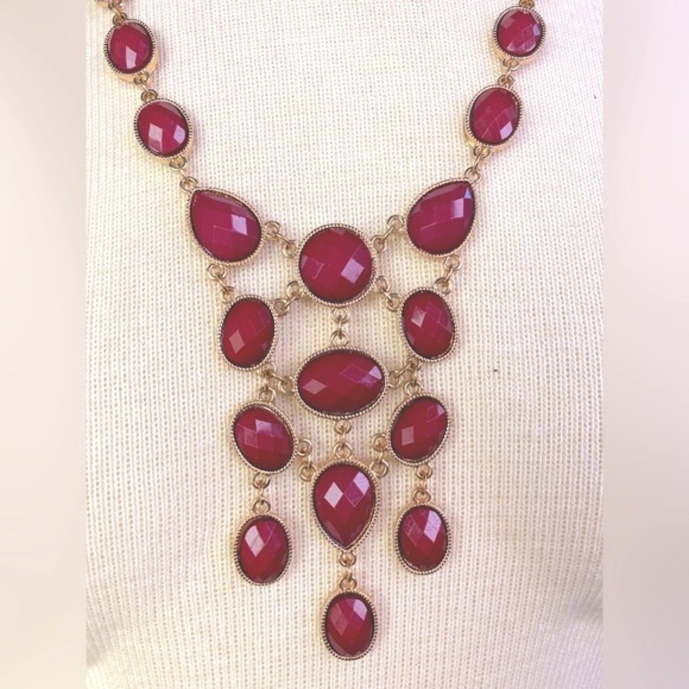 NWOT GORGEOUS Ruby/Magenta hue cascading waterfall necklace. Office/Formal